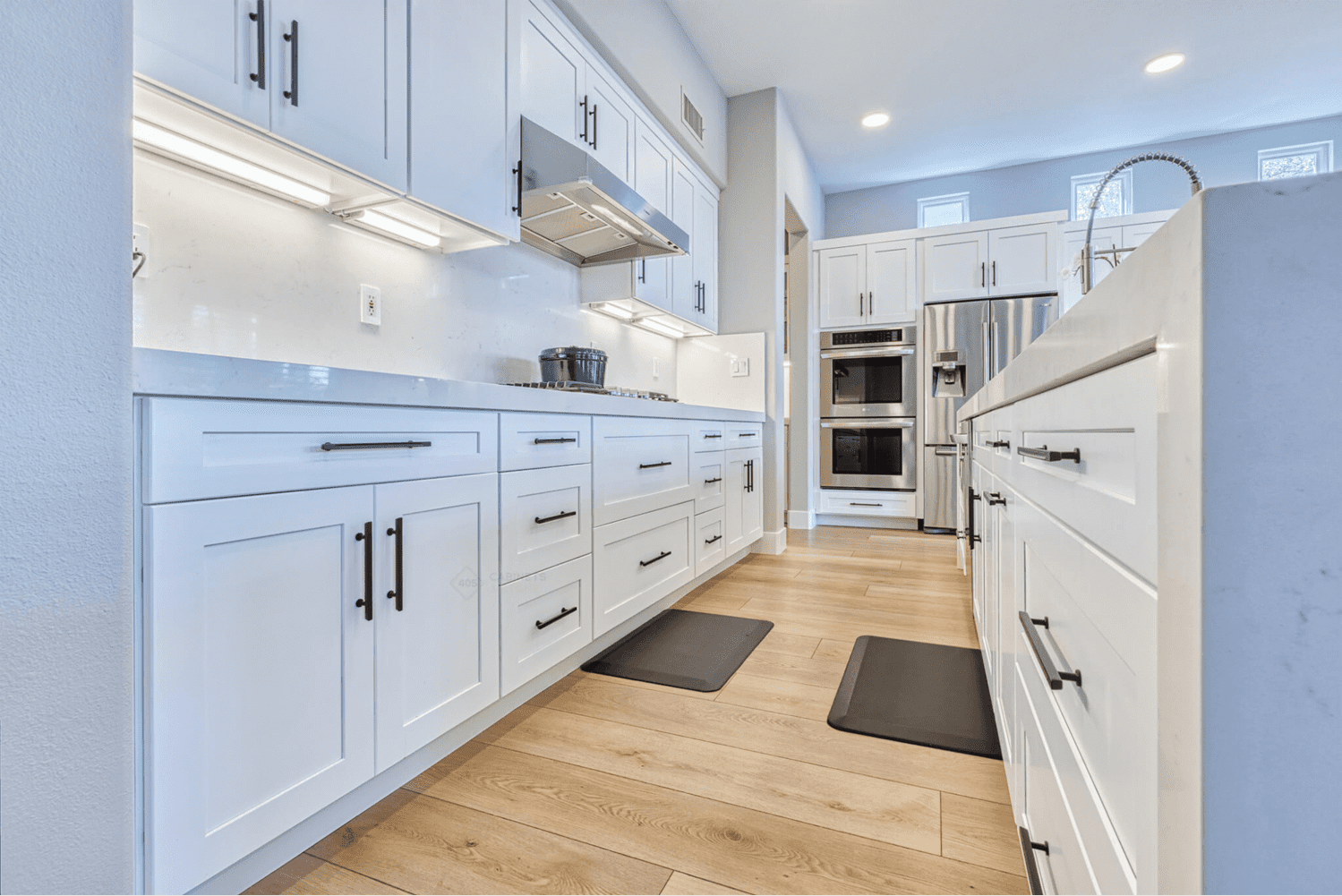 Choosing Between Open Shelving and Closed Cabinets: A Comprehensive Guide by 405 Cabinet & Stone 00002